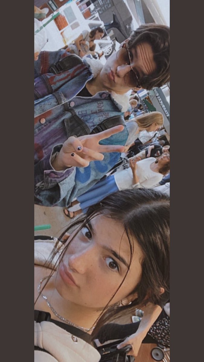 Aylin_mar_'s tweet photo. Hace poco peaches subió un live donde salía llorando entonces puede ser que la encontraron y la metieron a la cárcel ya que adema abusó de su hija de 4 años🥺#savecharli #Peaches https://t.co/53wgOk2Eqf