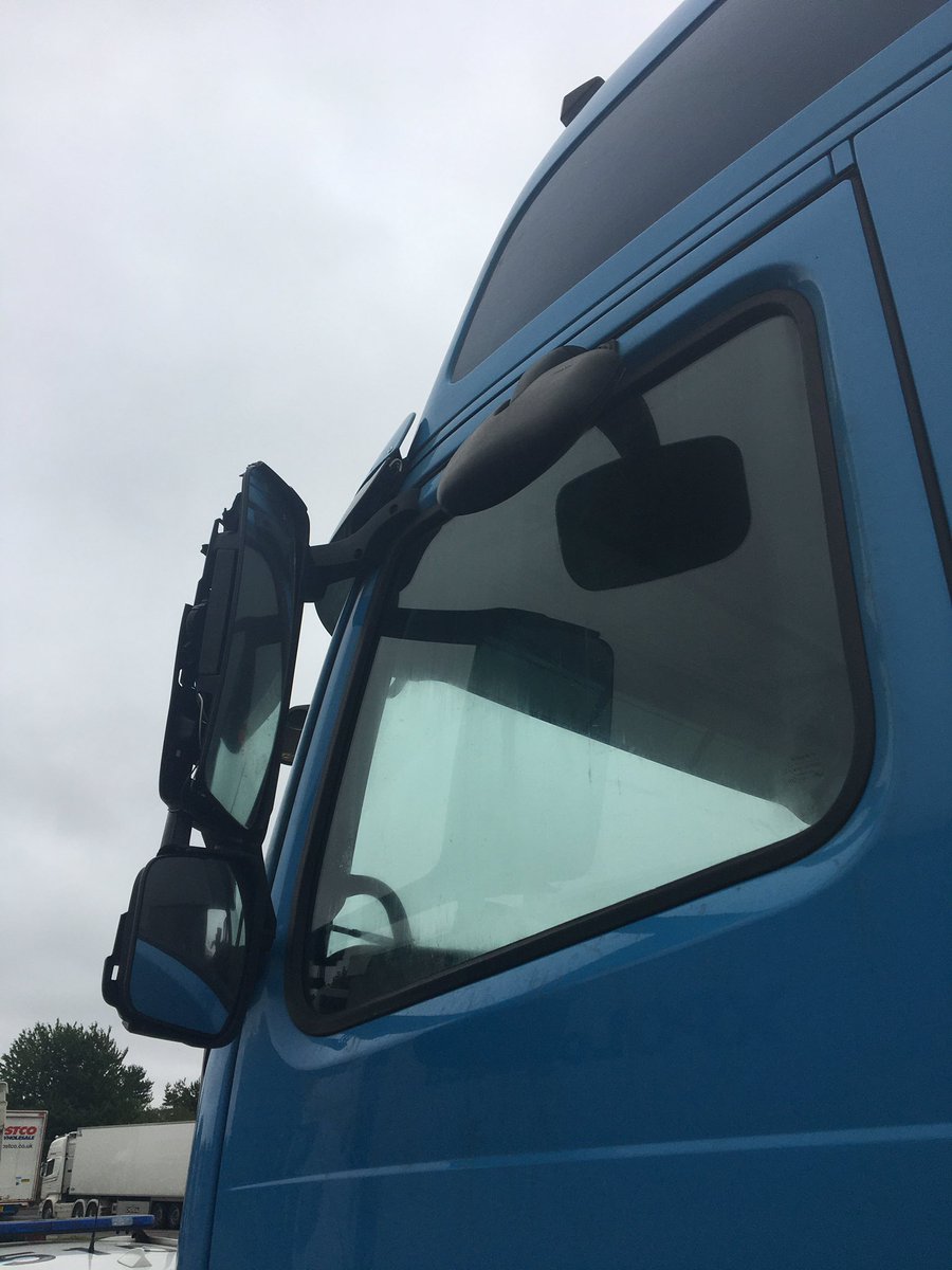 HantsPolRoads's tweet photo. Stopped for no seat belt initially but this safety critical mirror is useless. Truckers please test the fields of view on your walk around checks. Even with older regs its 2m out at ground level for class V and VI minimum. VRU safety. #OPTogether #JOUCVU https://t.co/jLDNcEn7mz
