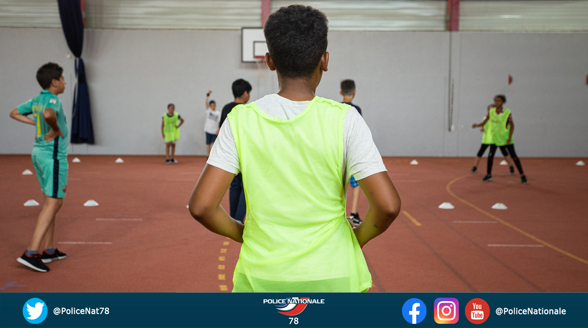 PoliceNat78's tweet photo. [#JeudiPhoto] Le #CDLJ  de la @PoliceNat78 organise des activités tout au long de l’été à Trappes, gymnase Guimier (5€/semaine). Au programme : ateliers, jeux, sport, danse, sorties. https://t.co/mtBQOJvQta