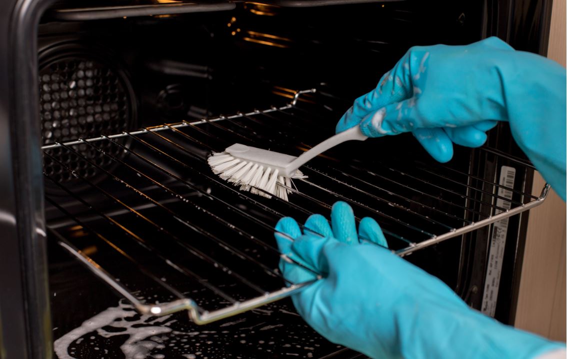 NlandFRS's tweet image. Keep the oven, hob and grill clean and in good working order. A build-up of
fat and grease can ignite a fire. #GiveItAScrub #CookingSafetyTips more tips can be found here  bit.ly/3eaophx