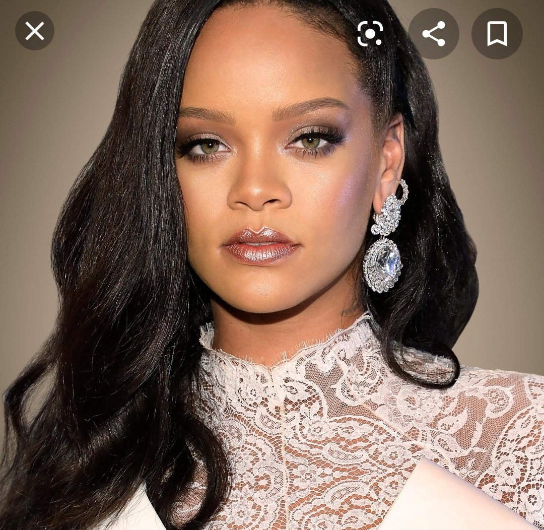 10/ l'industrie de la musique américaine/européenne est le milieu coloriste PAR EXCELLENCE certains me diront mais Beyoncé?? Rihanna?? Nicki minaj?? Elles sont noires!mais elles sont CLAIRES (et accessoirement, elles portent des cheveux LISSES)