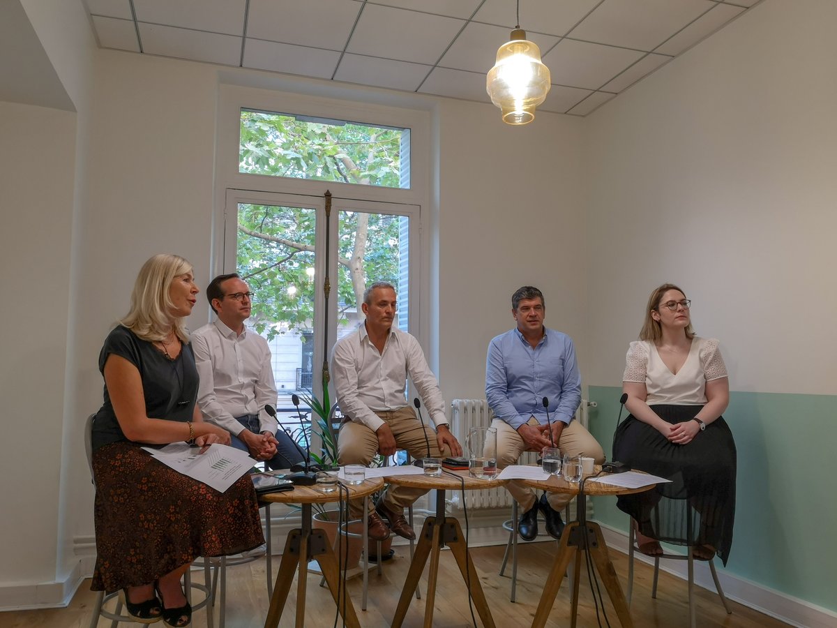 ebg's tweet image. #Webevent 💻
L&apos;émotionnel dans la #relationclient : quelle est la valeur ajoutée de l&apos;#intelligenceartificielle et des #bots ?
🎙️🗣️ Partage &amp;amp; retours d&apos;expérience de nos intervenants ! Pierre Alarcon, @ZoeBordelon, @dam_nuyttens, @plaubignat &amp;amp; @stephNiouzeo
#IA #Bot #EBG #EBGLive