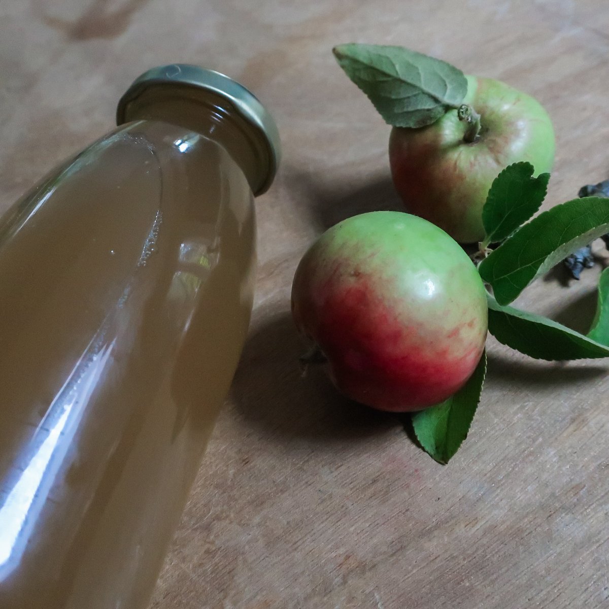 SprawlKitchen's tweet image. The homemade, hopped apple vinegar we were talking about the other day. We are not entirely sure where the acidity levels are with this but the flavour is great. Perfect for adding a tart apple zing to quick pickles that allow the salt and sugar to do the majority of the work.