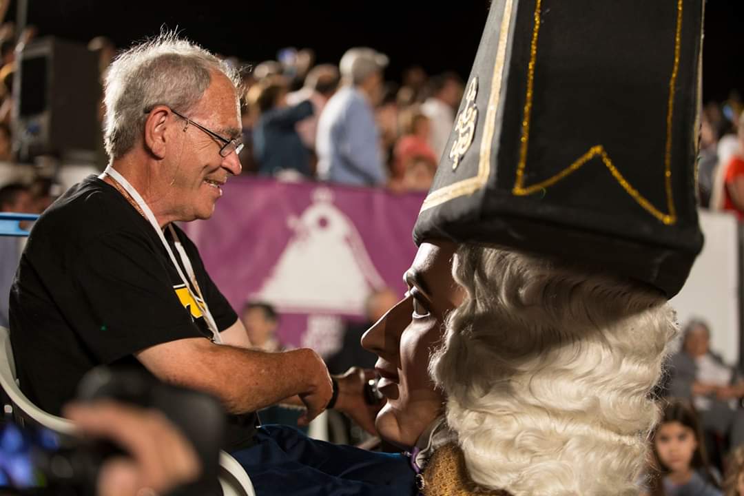 sclapalma's tweet photo. Hoy se iluminarían los rostros de pequeños y grandes a la espera de que se abra la Caseta, se oiga la Danza y vuelen las "patadas"; sonarían las voces de la Peña y la música de la Banda; brillarían llenos de ilusión los ojos de quienes vivirían la magia de convertirse en Enano✨ https://t.co/0KDh9hKYQb