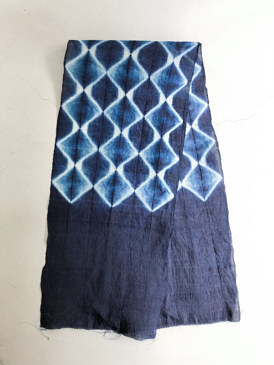 迫力の絞り藍染め布　大 Shibori indigo dyeing 藍染 絞り方 合わせ折縫い絞り - YouTube