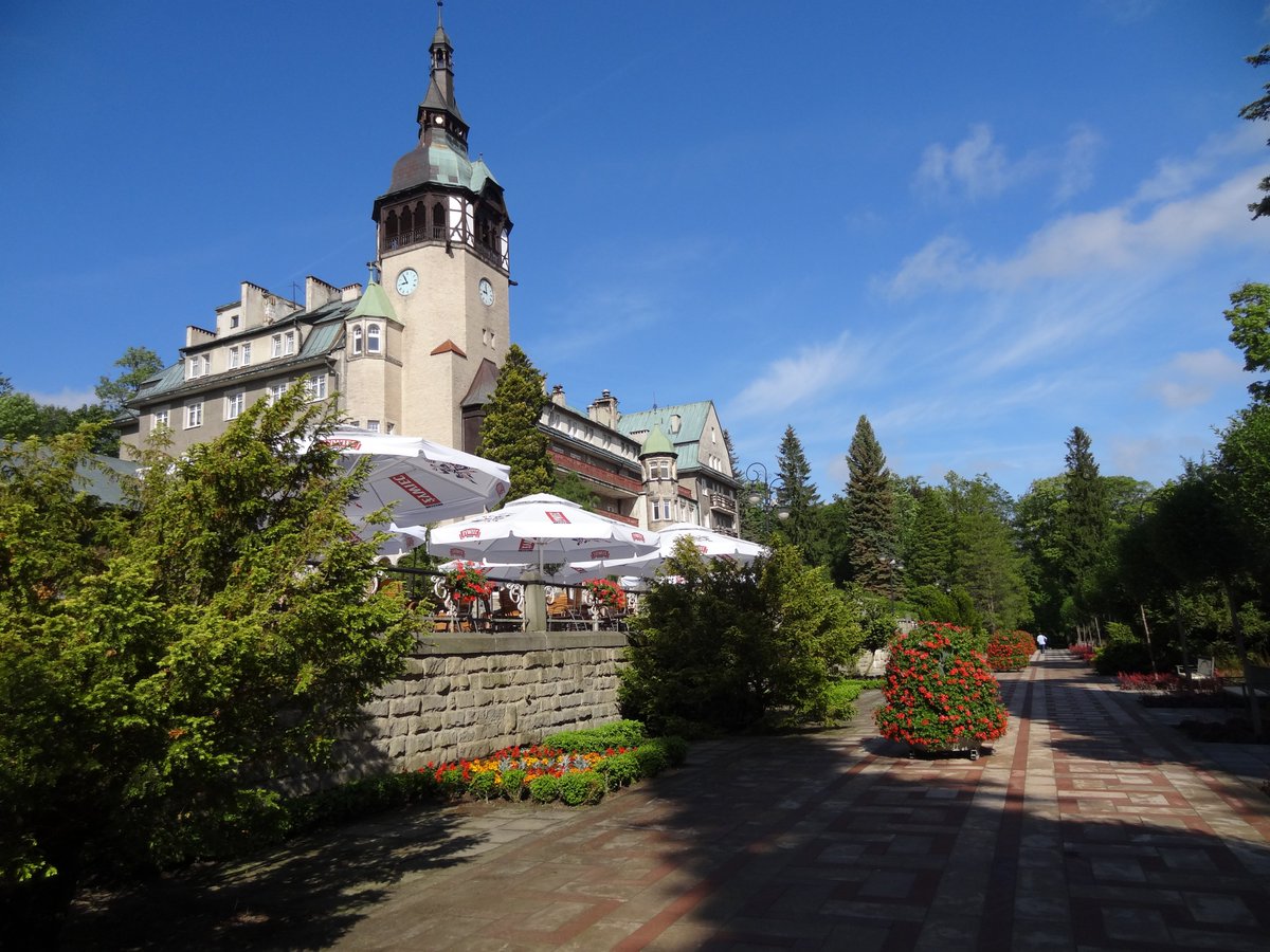 Świeradów-Zdrój poleca się na nadchodzący #weekend!  Malownicze położenie w sercu Gór Izerskich, świetna baza wypadowa w #góry i okoliczne #atrakcje, bogata oferta gastronomii, a wieczorami #relaks w basenie lub #spa to gwarancja udanego wypoczynku dla każdego.