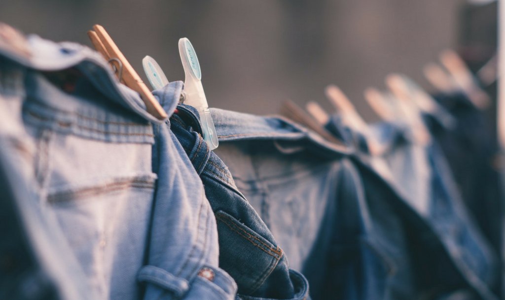 Mtu anafaa kuosha jeans aje ndio isiparare haraka ? Tuchanuane #LookuLookuThursday #NiajeNiaje @_shideh