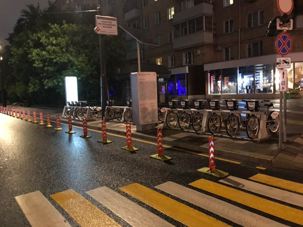 mosbike's tweet photo. На Лесной улице всё же появилась велополоса! 

Пока что велополоса — во временном исполнении, отгороженная от автомобильной полосы делиниаторами. 

Хочется верить, что коммунальщики не собьют столбики своими тракторами в первую же неделю.

Фото: @DtRoad и @alex_radch https://t.co/T8yrywlJix