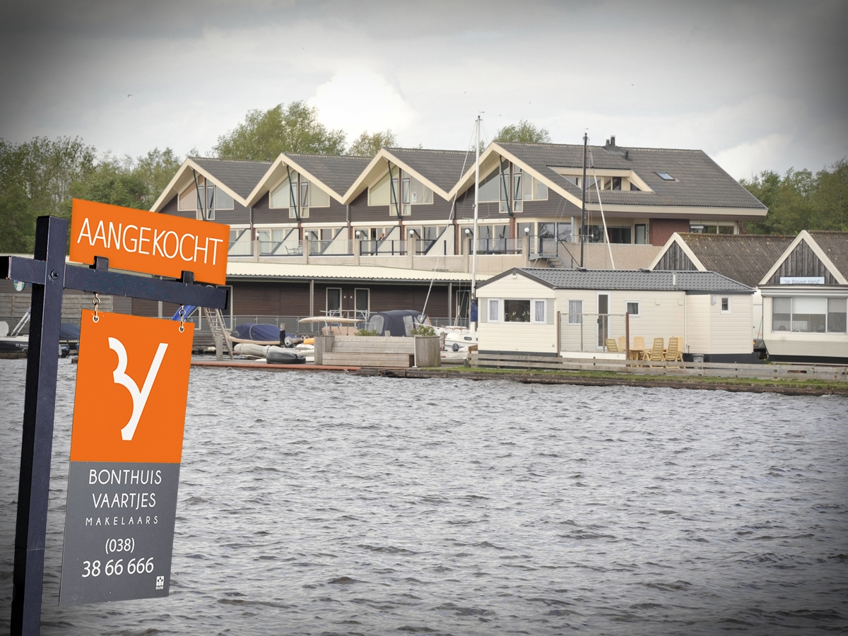 AANGEKOCHT voor één van onze relaties deze recreatiewoning met botenhuis aan de Beulakerweg 2-4 in #Wanneperveen