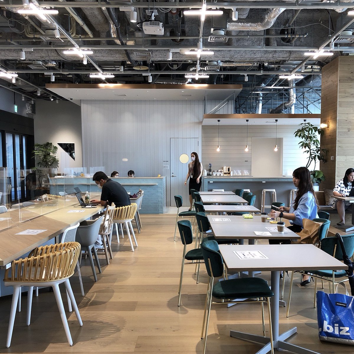 加藤翼 Qutori Inc Ceo Newoman Yokohamaの12fに新しくできたコワーキングスペース Station Switch 行ってきた カジュアルに使える12fと 有隣堂が選定した本が並んで 集中した時間に使える13f 横浜駅近って意外と無かったから有り難い あと 何より