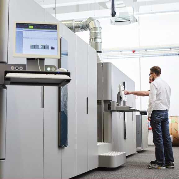 CanonProPrintFR's tweet image. Découvrez dans ce témoignage comment l&apos;entreprise QITS a réussi à s&apos;adapter à la demande croissante de faibles tirages, tout en maintenant la qualité de ses impressions grâce à la #ColorStream 6000 Chroma de #Canon : canon.sm/2W0qvt3