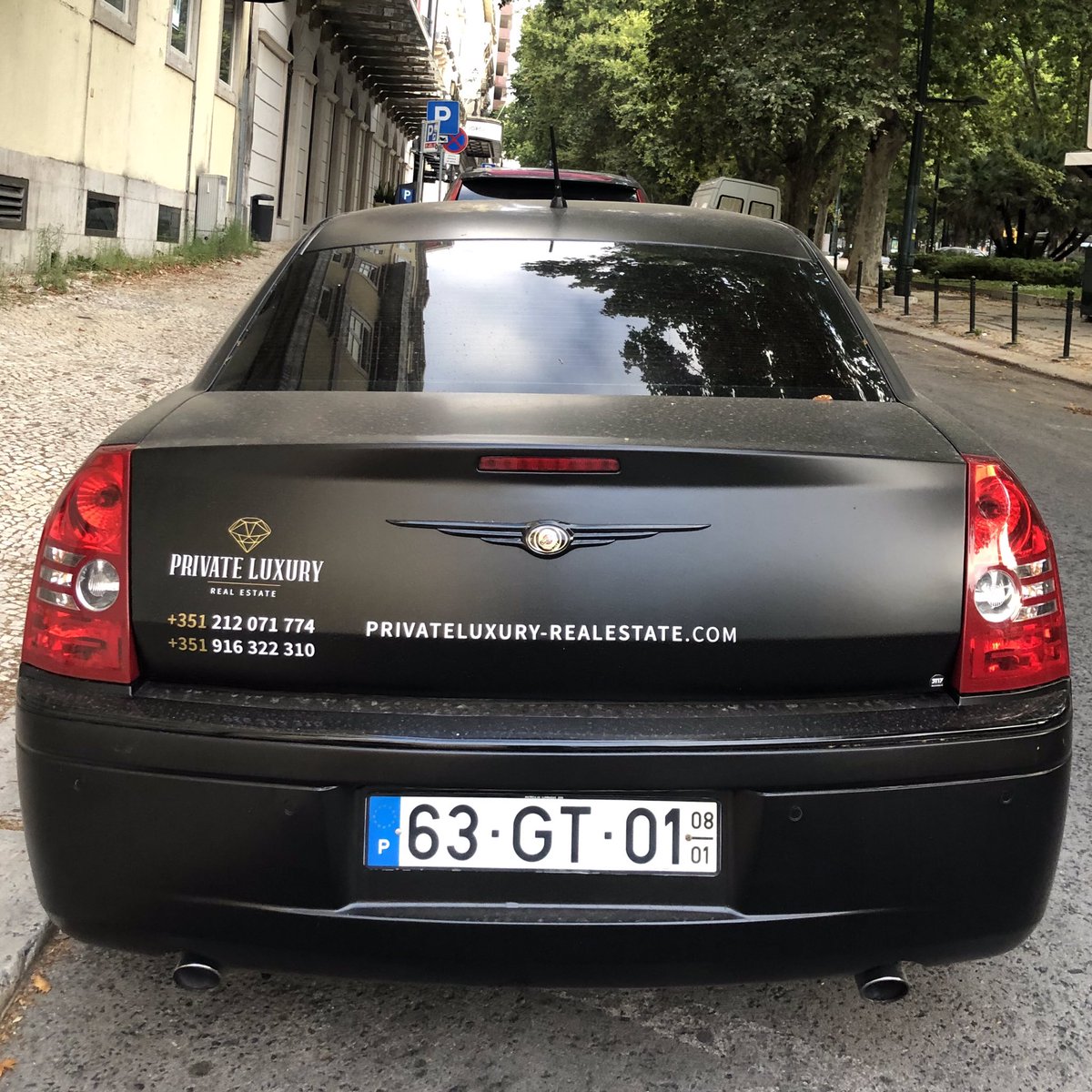 ___Jota___'s tweet photo. Últimos ass‘s fotografados ontem em Lisboa. 

#Alvalade #AvLiberdade 

#AstonMartin #Chrysler https://t.co/UV4mADvUxm