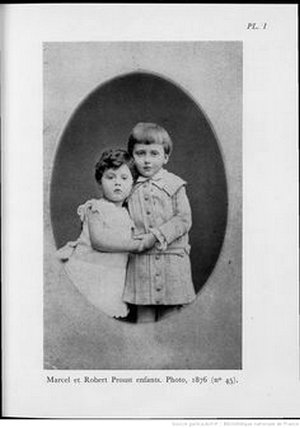 Hijo de Adrien Proust, un prestigioso médico de familia tradicional y católica, y de Jeanne Weil, alsaciana de origen judío, dio muestras tempranas de inteligencia y sensibilidad.A los nueve años sufrió el primer ataque de asma, afección que ya no le