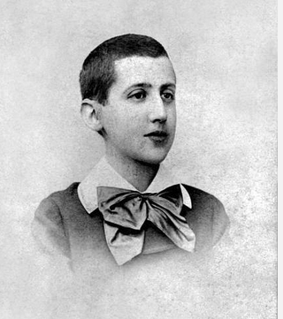 abandonaría, por lo que creció entre los continuos cuidados y atenciones de su madre.Pasó el resto de su vida recluido, sin abandonar prácticamente nunca la habitación revestida de corcho donde escribiría su obra maestra: _À la recherche du temps perdu_.