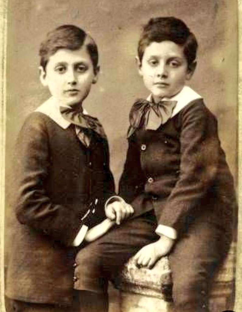 Hijo de Adrien Proust, un prestigioso médico de familia tradicional y católica, y de Jeanne Weil, alsaciana de origen judío, dio muestras tempranas de inteligencia y sensibilidad.A los nueve años sufrió el primer ataque de asma, afección que ya no le