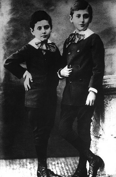 Hijo de Adrien Proust, un prestigioso médico de familia tradicional y católica, y de Jeanne Weil, alsaciana de origen judío, dio muestras tempranas de inteligencia y sensibilidad.A los nueve años sufrió el primer ataque de asma, afección que ya no le