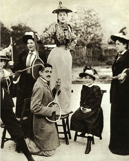 posibilidad de emprender la carrera diplomática, trabajó un tiempo en la Biblioteca Mazarino de París, decidiéndose finalmente por dedicarse a la literatura.Frecuentó los salones de la princesa Mathilde, de Madame Strauss y Madame de Caillavet, donde conoció a Charles Maurras,
