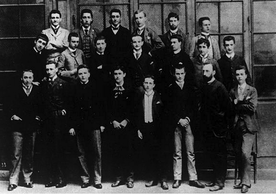 En el liceo Condorcet, donde cursó la enseñanza secundaria, afianzó su vocación por las letras y obtuvo brillantes calificaciones.Tras cumplir el servicio militar en 1889 en Orleans, asistió a