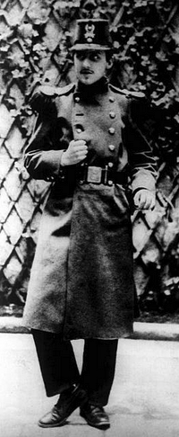 En el liceo Condorcet, donde cursó la enseñanza secundaria, afianzó su vocación por las letras y obtuvo brillantes calificaciones.Tras cumplir el servicio militar en 1889 en Orleans, asistió a