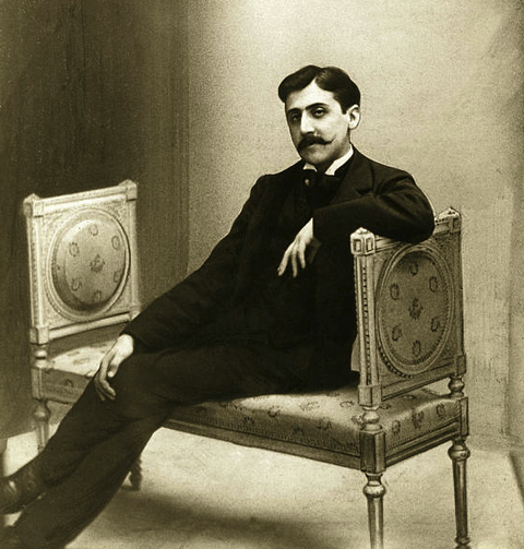 posibilidad de emprender la carrera diplomática, trabajó un tiempo en la Biblioteca Mazarino de París, decidiéndose finalmente por dedicarse a la literatura.Frecuentó los salones de la princesa Mathilde, de Madame Strauss y Madame de Caillavet, donde conoció a Charles Maurras,