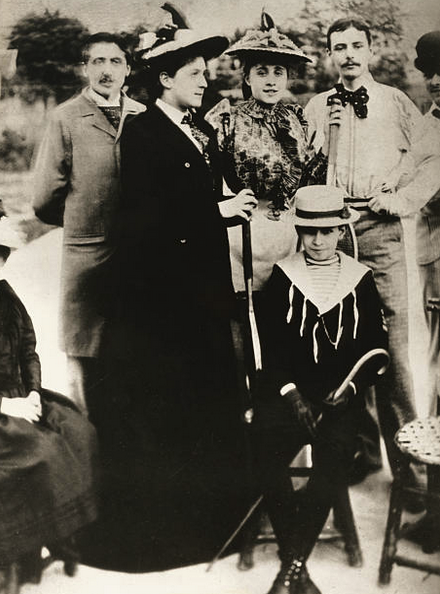 posibilidad de emprender la carrera diplomática, trabajó un tiempo en la Biblioteca Mazarino de París, decidiéndose finalmente por dedicarse a la literatura.Frecuentó los salones de la princesa Mathilde, de Madame Strauss y Madame de Caillavet, donde conoció a Charles Maurras,