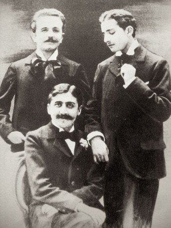 Anatole France y Léon Daudet, entre otros personajes célebres de la época.Sensible al éxito social y a los placeres de la vida, Proust tenía, sin embargo, una idea muy diferente de la vida de un artista, cuyo trabajo sólo podía ser fruto de «la oscuridad y del silencio».