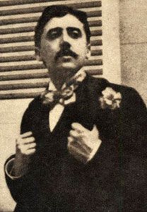 Anatole France y Léon Daudet, entre otros personajes célebres de la época.Sensible al éxito social y a los placeres de la vida, Proust tenía, sin embargo, una idea muy diferente de la vida de un artista, cuyo trabajo sólo podía ser fruto de «la oscuridad y del silencio».