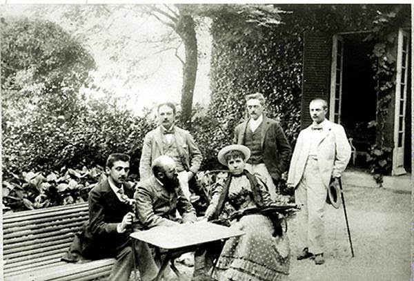 Anatole France y Léon Daudet, entre otros personajes célebres de la época.Sensible al éxito social y a los placeres de la vida, Proust tenía, sin embargo, una idea muy diferente de la vida de un artista, cuyo trabajo sólo podía ser fruto de «la oscuridad y del silencio».