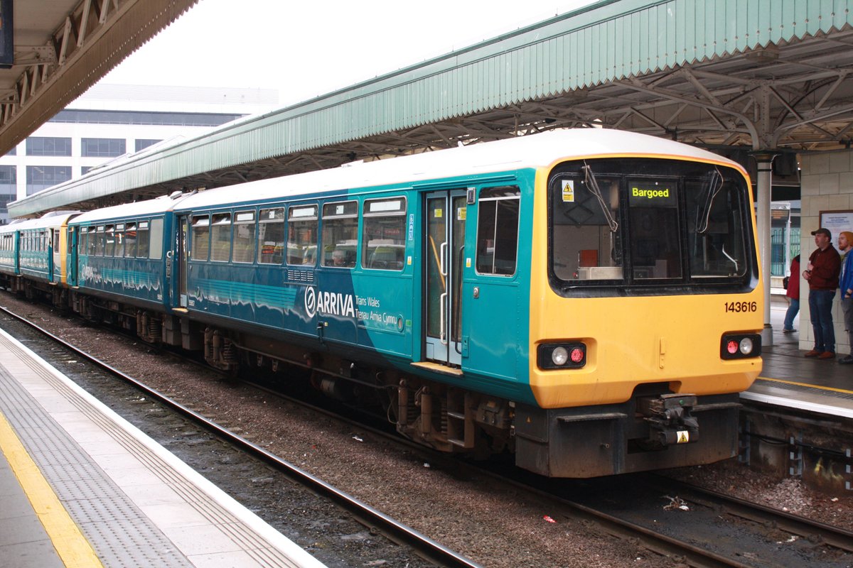 Ranaroth2's tweet image. 143616. Class 143 Pacer. Alexander/Barclay railbus. Arriva (Wales) livery. Photo: Cardiff, 13.09.2016. #railway #DMU #Class143 #railbus #Alexander #Barclay #Pacer #Arriva #Cardiff @SalopianLyne