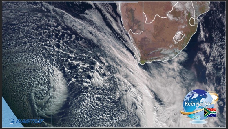 ReenvalSA's tweet image. Pretty impressive MeteoSat 0° Natural color photo provided by #Eumetsat as the first of three #coldfronts makes landfall over the Western Cape with the second one visible in the SW corner. #CapeStorms.