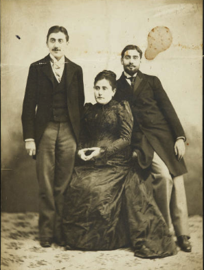 y _Sésame et les lys_, de John Ruskin.Después de la muerte de su madre (1905), el escritor se sintió solo, enfermo y deprimido, estado de ánimo propicio para la tarea que en esos años decidió emprender, la redacción de su ciclo novelesco _À la recherche du temps perdu_,