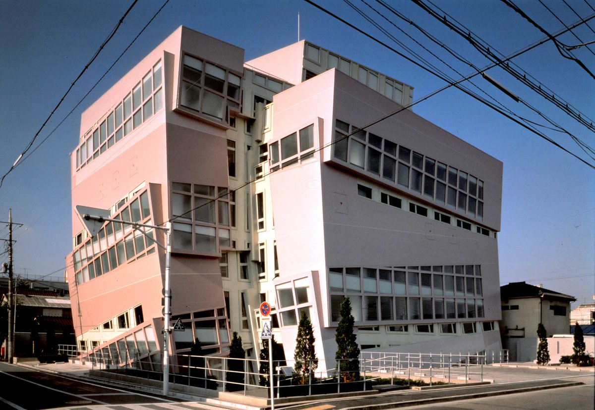 変わったデザインの建物はたくさんあれど 30年前に見た布谷東京ビルの外観は忘れられない 平衡感覚を失いそうな見た目に眩暈 Togetter