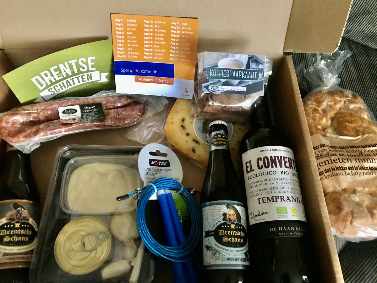 Vanmorgen onverwacht de baas op de stoep! Controle? Nee, een prachtig Drents pakket als waardering en ondersteuning voor het thuiswerken. Een pakket met 12 producten van 12 regionale ondernemers! Hartelijk dank <a href="/Rabobank/">Rabobank</a>! #supportyourlocals #rabobank #thuiswerken