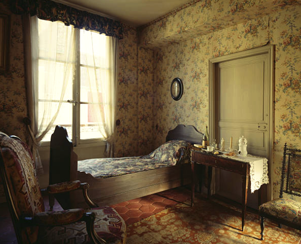 abandonaría, por lo que creció entre los continuos cuidados y atenciones de su madre.Pasó el resto de su vida recluido, sin abandonar prácticamente nunca la habitación revestida de corcho donde escribiría su obra maestra: _À la recherche du temps perdu_.