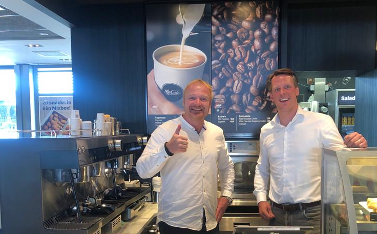 Duim omhoog voor McDonald's Heerde, Kampen &amp; Zwolle. Ook volgend seizoen is deze Top sponsor weer van de partij en daar zijn wij heel blij mee en dus gaat de duim van <a href="/jurianmeijntjes/">Jurian Meijntjes</a>, in het bijzijn van <a href="/SJFeenstra/">Sjoerd-Jan Feenstra</a>, omhoog. #peczwolle #mcdonalds #samenpeczwolle