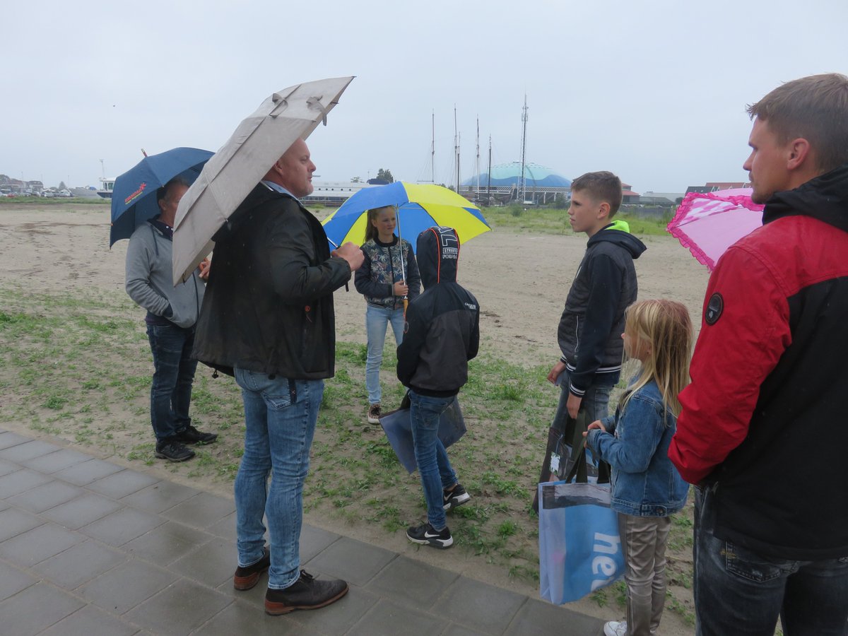 gemharderwijk's tweet photo. In stadspark Waterfront komen gave speelelementen. Maar het duurt nog een aantal jaren voordat dit klaar is. Er wordt nu gekeken of er een tijdelijke plek kan komen om te spelen. Het kindercollege vindt deze tussenoplossing heel fijn voor de kinderen in Waterfront. https://t.co/XjVrljU4Jc