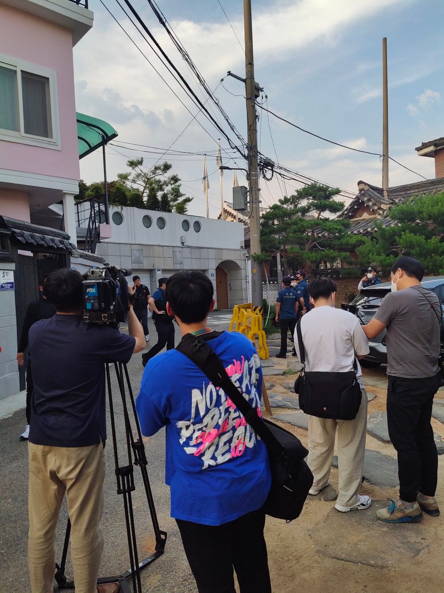 I'm outside the Mayor of Seoul Park Won-soon's house located in Bukchon. Police have set up a police line, press are swarming in.