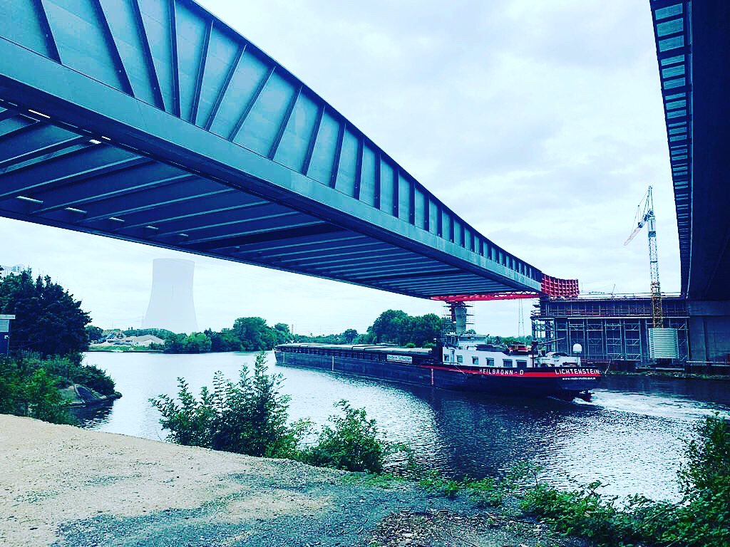 New #Neckar Bridge:
 
A milestone for the new Neckar Bridge on the #A6 near #Weinsberg has been reached: A 310-meter-long #steel colossus was set in motion. "3,700 tons of steel are now where they belong", says senior site manager #Wollnik. 

Photo: @Wollnik/HOCHTIEF