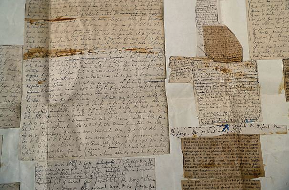 recuerdo, por lo que la novela alcanza una estructura laberíntica.El más mínimo detalle merece el mismo trato que un acontecimiento clave en la vida del protagonista, Marcel, réplica literaria del autor; aunque se han realizado estudios para contrastar los acontecimientos de la