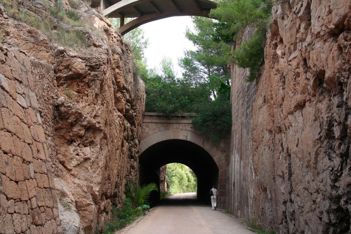 OrangeCosta's tweet photo. ¿Conoces la Vía verde que une #Benicasim y #Oropesa? Una ruta de más de 5 km, que discurre por la antigua vía del ferrocarril y que bordea el litoral de ambas localidades. ☀🏖 Sin duda, ¡un plan perfecto para estos días! ➡ https://t.co/9Wt6E51cBW https://t.co/1mLs7TPJ3o