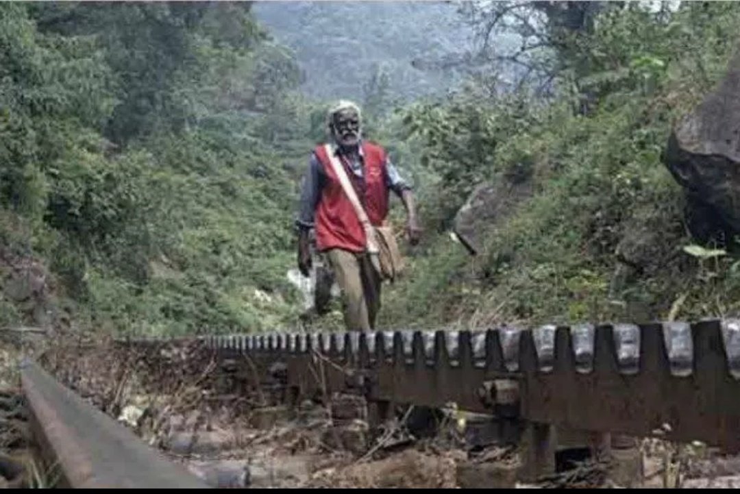 CentreLeak's tweet photo. #DSivan, a #postman in #TamilNadu who walked 15 km every day to deliver mail, has retired after 30 years of service. #IASofficer, #SupriyaSahi shared his picture saying, "D Sivan walked...through thick forests to deliver mail in inaccessible areas in Conoor." https://t.co/vgcs8cRZZz