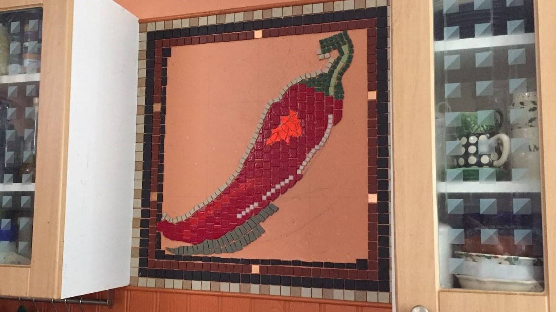 Jilly_Pepper's tweet photo. @BizBuzzSurrey A4 not so much a new hobby but finally got time to revisit an old one - determined to finish this mosaic in my kitchen during lockdown! #surreybuzz https://t.co/ik49H3VgLI