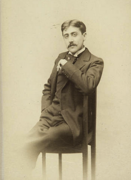 alta sociedad. Toda la obra es un largo monólogo interior en primera persona, y en muchos aspectos es autobiográfica.Anteriormente, había escrito para Le Fígaro diversas parodias de escritores famosos (Saint-Simon, Honoré de Balzac, Gustave Flaubert),