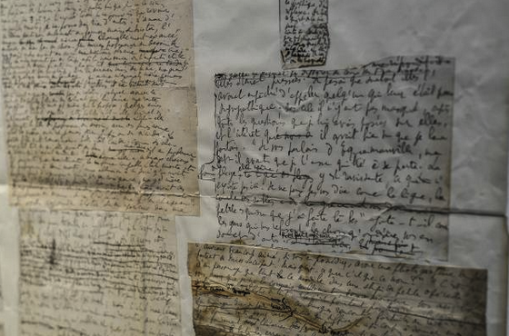 alta sociedad. Toda la obra es un largo monólogo interior en primera persona, y en muchos aspectos es autobiográfica.Anteriormente, había escrito para Le Fígaro diversas parodias de escritores famosos (Saint-Simon, Honoré de Balzac, Gustave Flaubert),