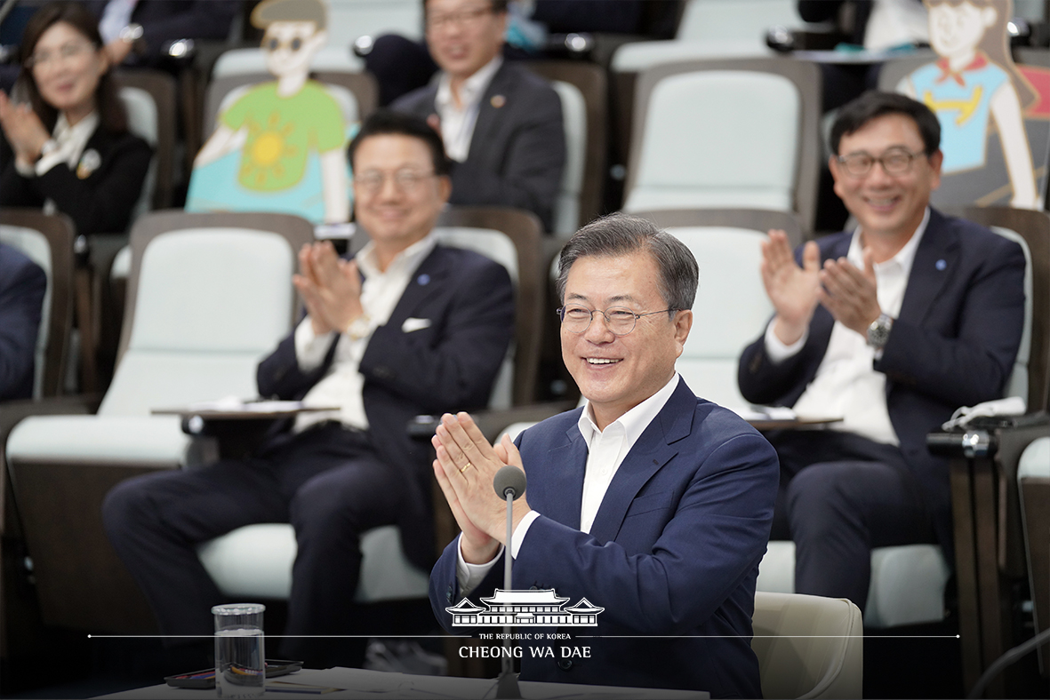 TheBlueHouseKR's tweet photo. 아울러 문재인 대통령은 "‘연대와 협력’의 정신으로 ‘세계를 선도하는 대한민국’으로 나아가야 한다"며 "소재·부품·장비와 첨단산업의 성장이 ‘경제 위기 극복’이고 ‘산업 안보’이며, 혁신성장의 길"이라고 강조했습니다. https://t.co/islwNN4jNT