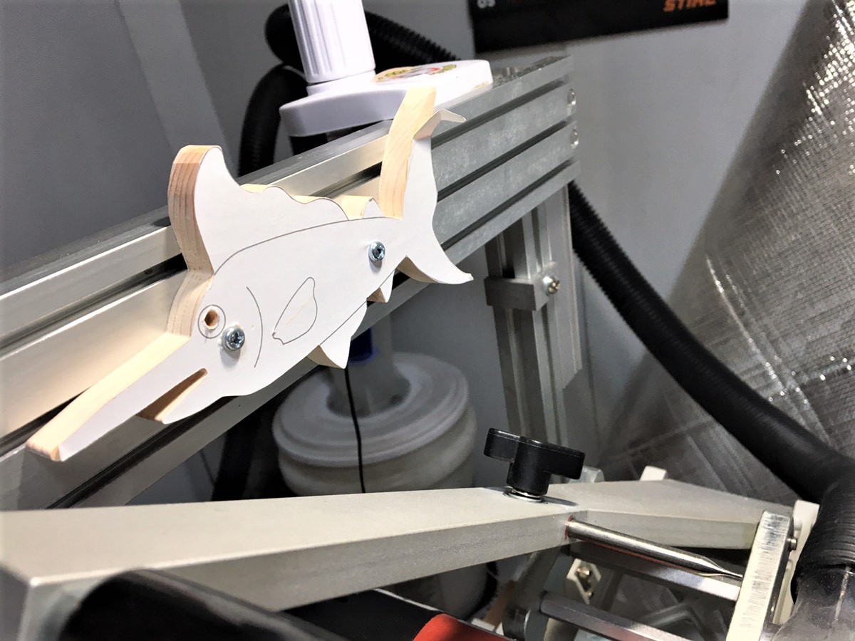 ビットもっとルータービット على تويتر 金属プレートの切り抜き レーザー彫刻機 みたいですが やわらかい金属であればbtmtルーター ビットで難なく削ることができます 切削部分に注油をお忘れなく そして パンタルーター 新たな素材 新たなジャンルの加工