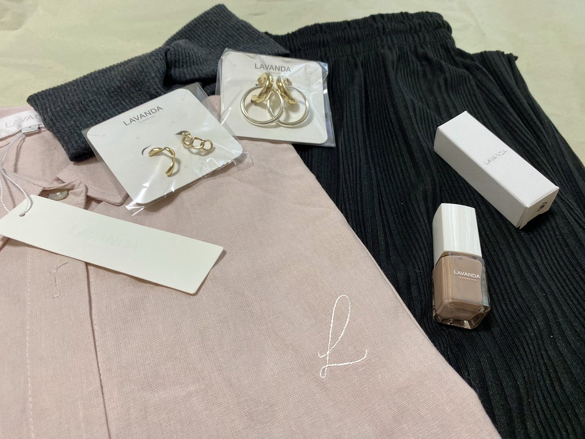 ataesAAAnissy's tweet photo. "LAVANDA 2020 SUMMER ROOM COLLECTION"

ROOMと新作、再販のやつ届いた👏
着心地めっちゃ良いし、「ちょっとそこまで」の部屋着がなかったからほんまに嬉しい。
アクセも安定に可愛い。
もっとLAVANDAのアクセ集めたい…

#LAVANDA #ラバンダ #宇野実彩子 https://t.co/LTI28XeL45
