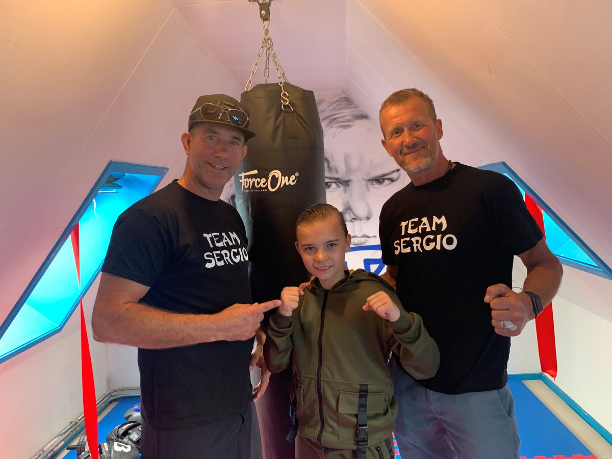 MakeAWishNL's tweet photo. Sergio wil graag zijn eigen Dojo om te kunnen kickboksen! Dan is het zover, de Dojo wordt geopend. Boven opent hij zijn eigen Dojo door het rode lint door te knippen. Zelfs Hafid Boustati van Fightclub 070 komt nog even kijken. Sergio kan vanaf nu weer lekker trainen! https://t.co/0Daea9tELY