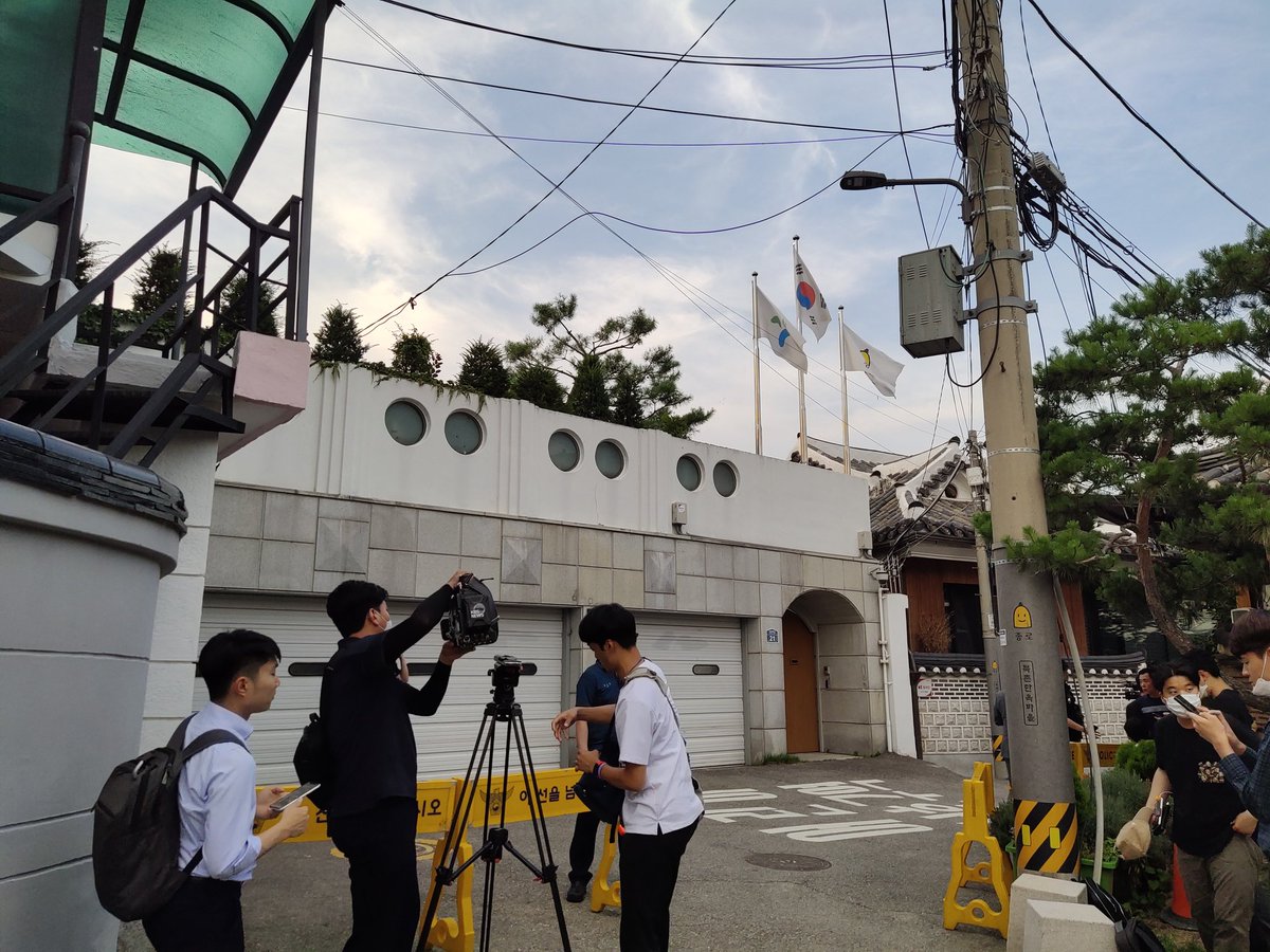About 25 journalists are currently setting base in front of the Mayor of Seoul Park Won-soon's house. He was reported missing by his daughter just under 2 hours ago. Rumours swirling around online.