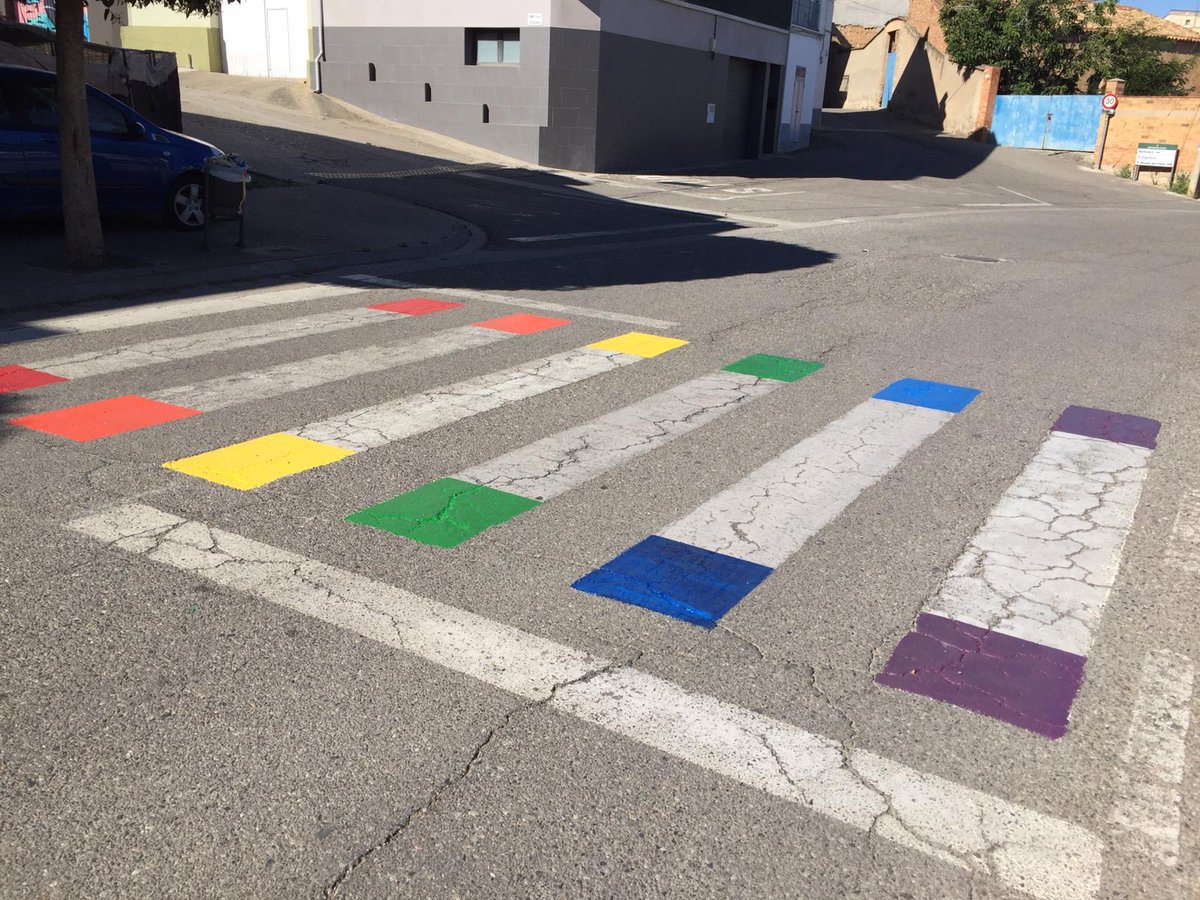 AjCorbins's tweet photo. Gràcies als joves del ViuJoco que han pintat un pas de vianants de l'Avda Lleida i un banc de la plaça de la Sardana amb els colors de la bandera multicolor símbol del col·lectiu LGBTI,  com a gest simbòlic i mostra de suport a la diversitat.
 
#viujoco https://t.co/cMEVp9JzZA